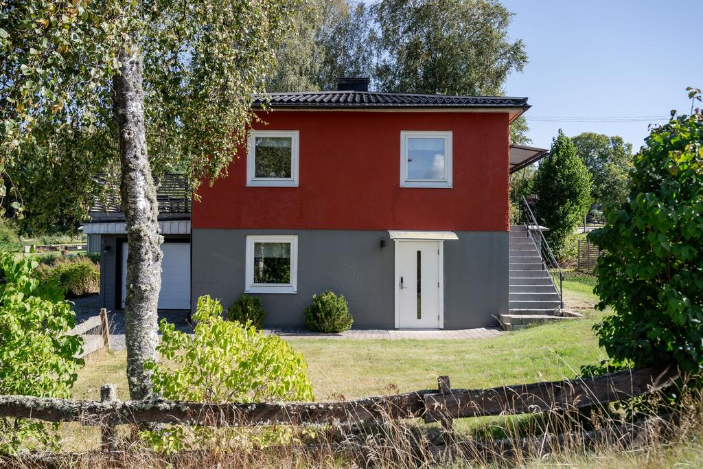 Huset med grusad infart och garage.