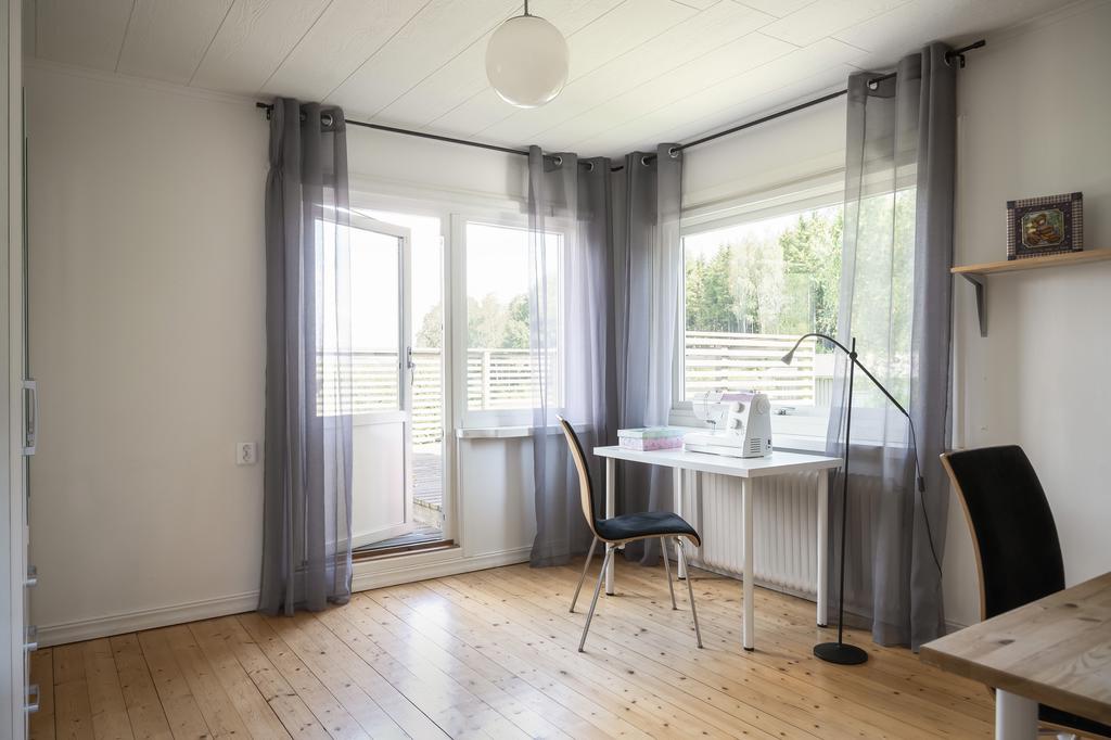 Sovrum/kontor med utgång till altan. 