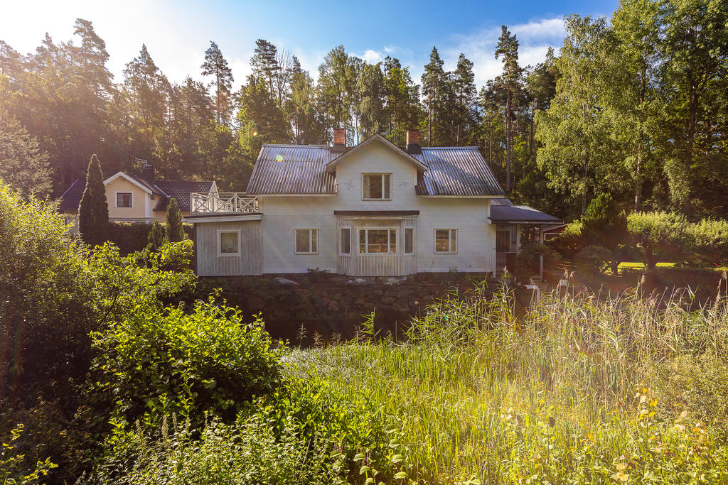 Huset sett från andra sidan ån