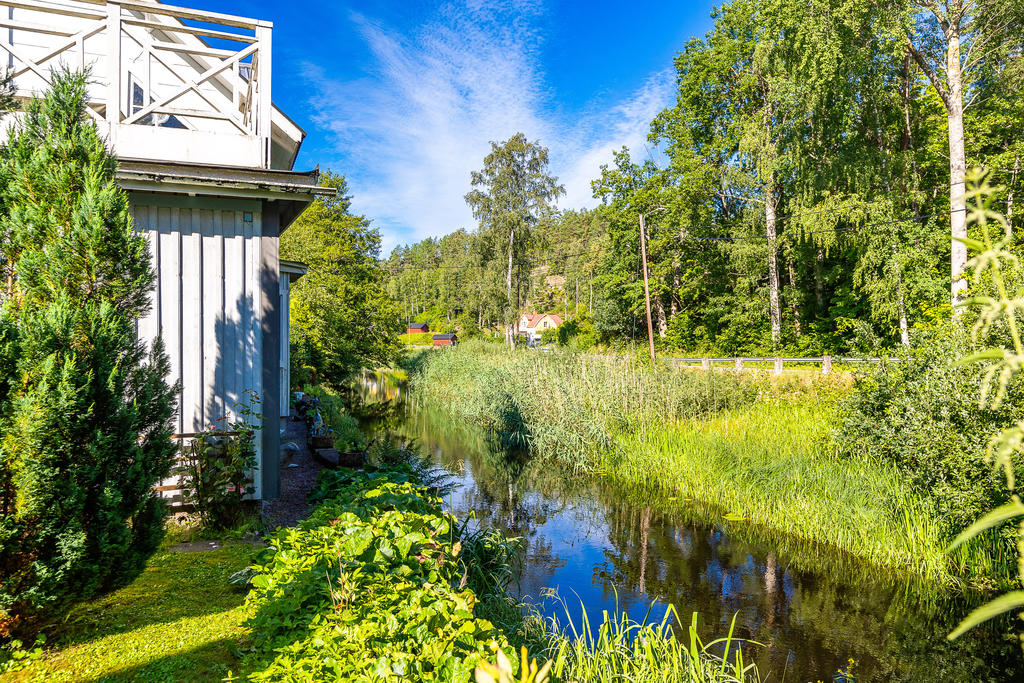 Fint läge intill ån