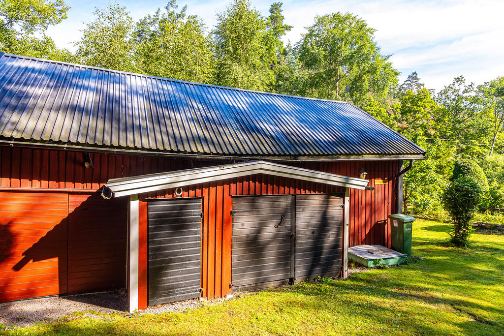 Uthuslänga med garage och verkstad