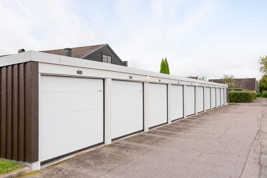 Tillhörande garage med elport i länga