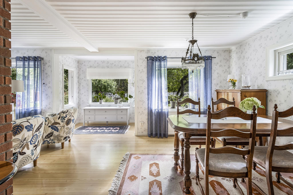 Rymligt vardagsrum med matplats