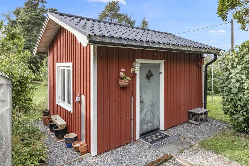 Uthus med tvättstuga och bastu 
