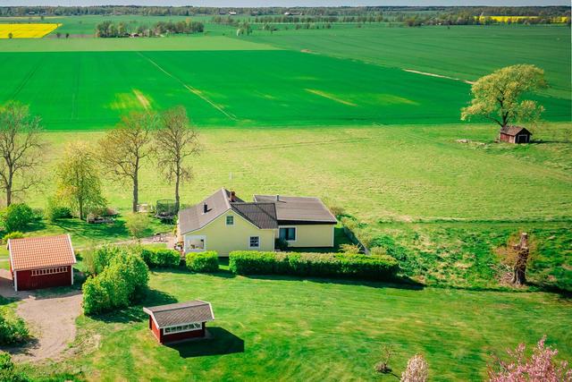 Bostadshuset ligger i anslutning till öppna åkrar i västerläge med kvällssol