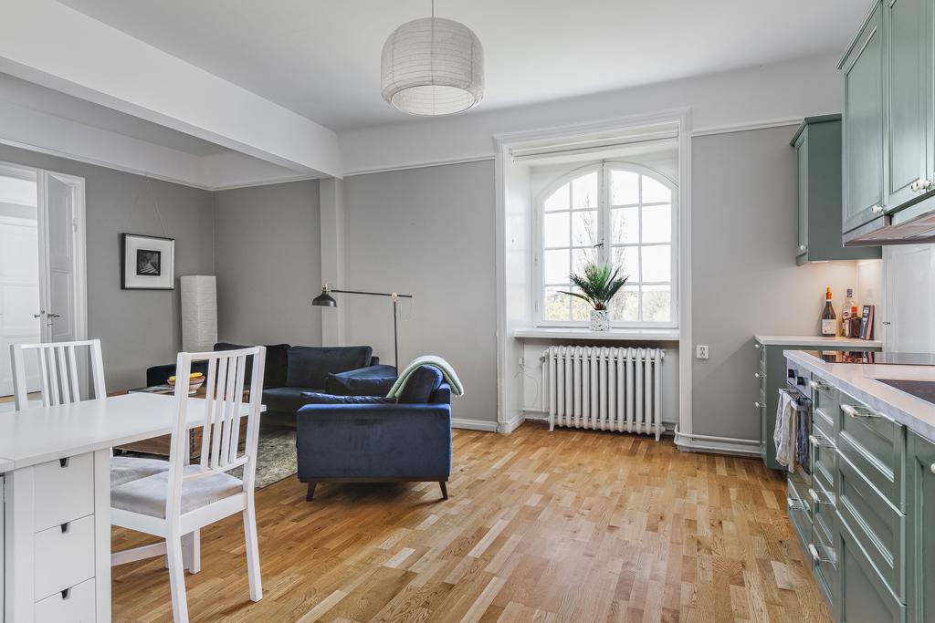 Vardagsrum med plats för soffa och matsalsbord