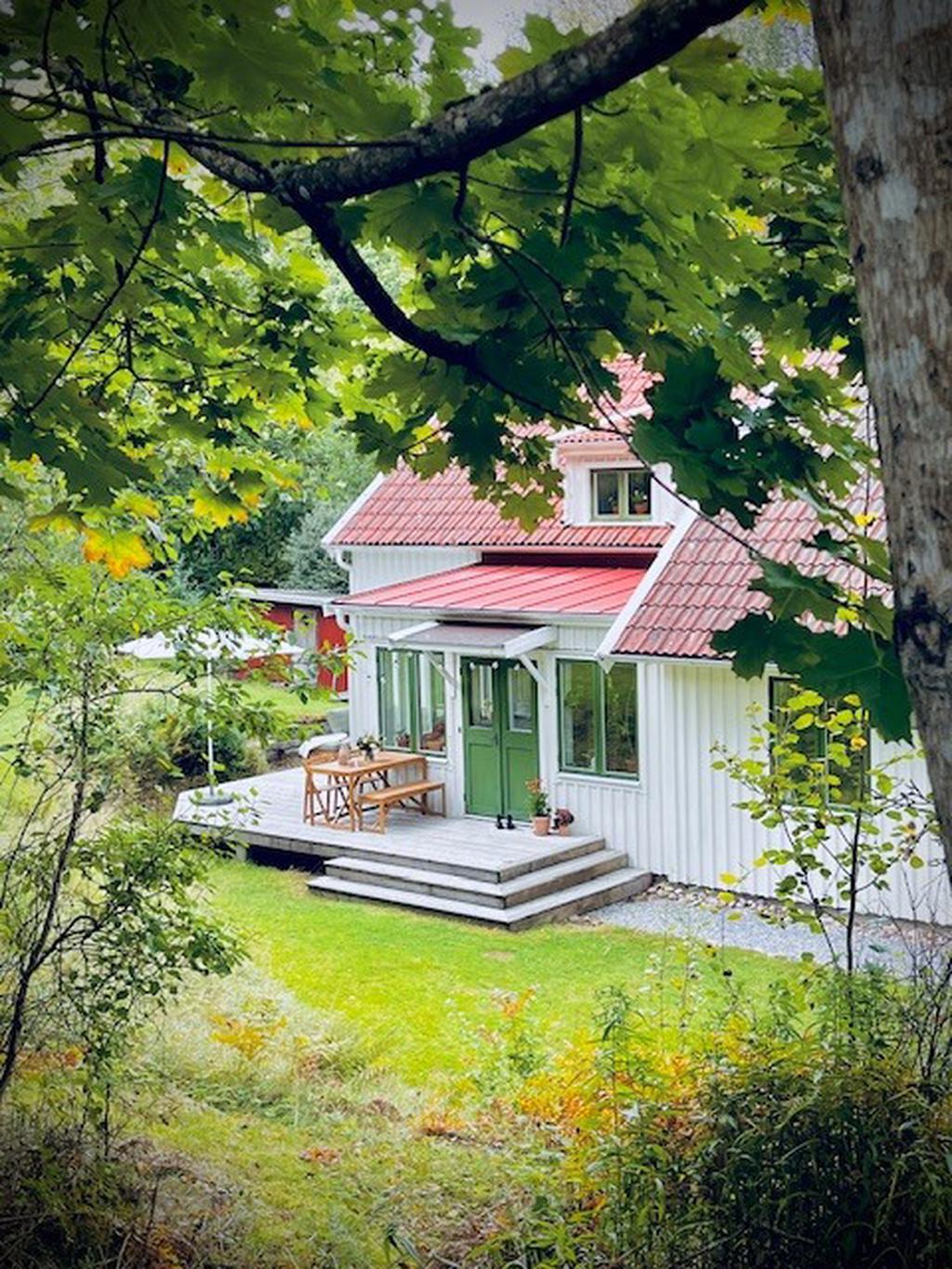 Här följer ett urval av säljarens egna bilder. "När jag tar genvägen till huset, tittar upp och ser det här" 