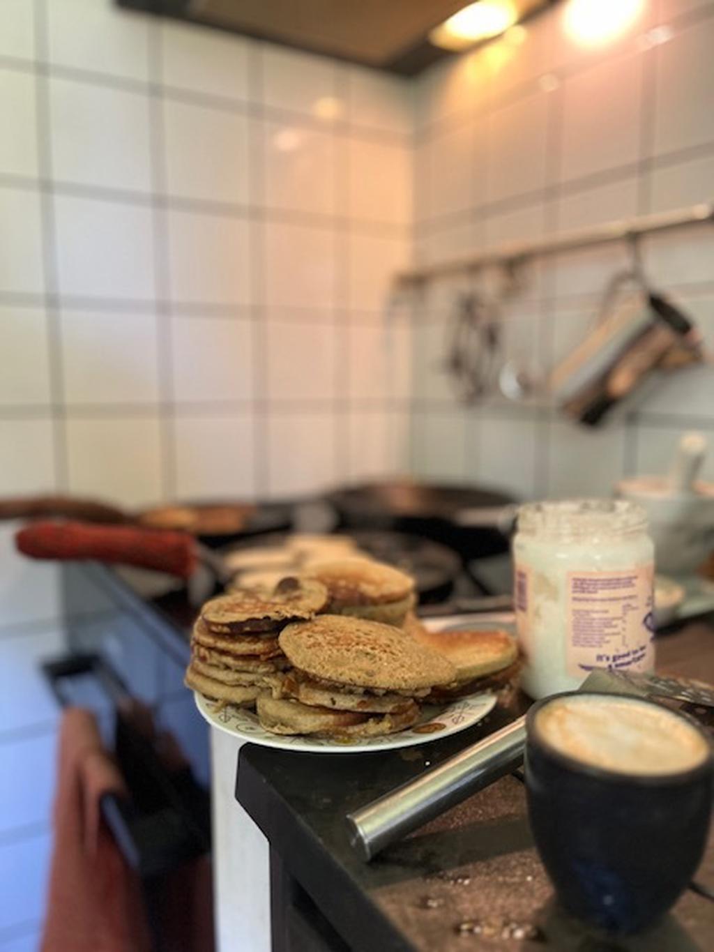 "Söndagsfrukost tillagad på vedspisen"