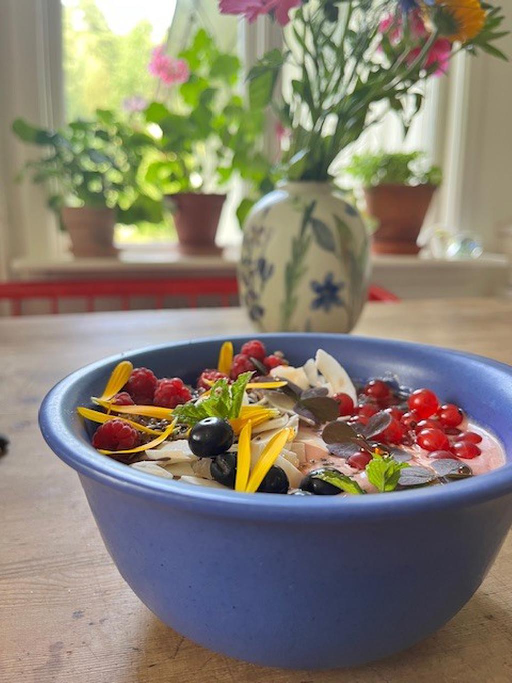 "Ett mellanmål dekorerad med det jag skördat i trädgården"