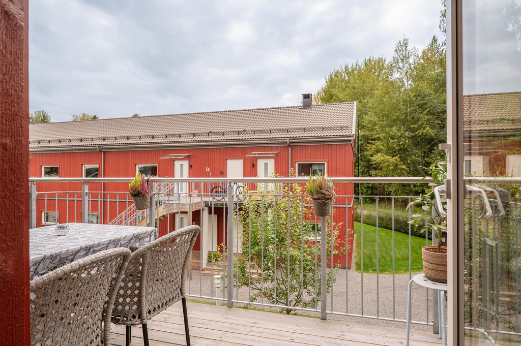 Stor balkong med utsikt mot skogen!