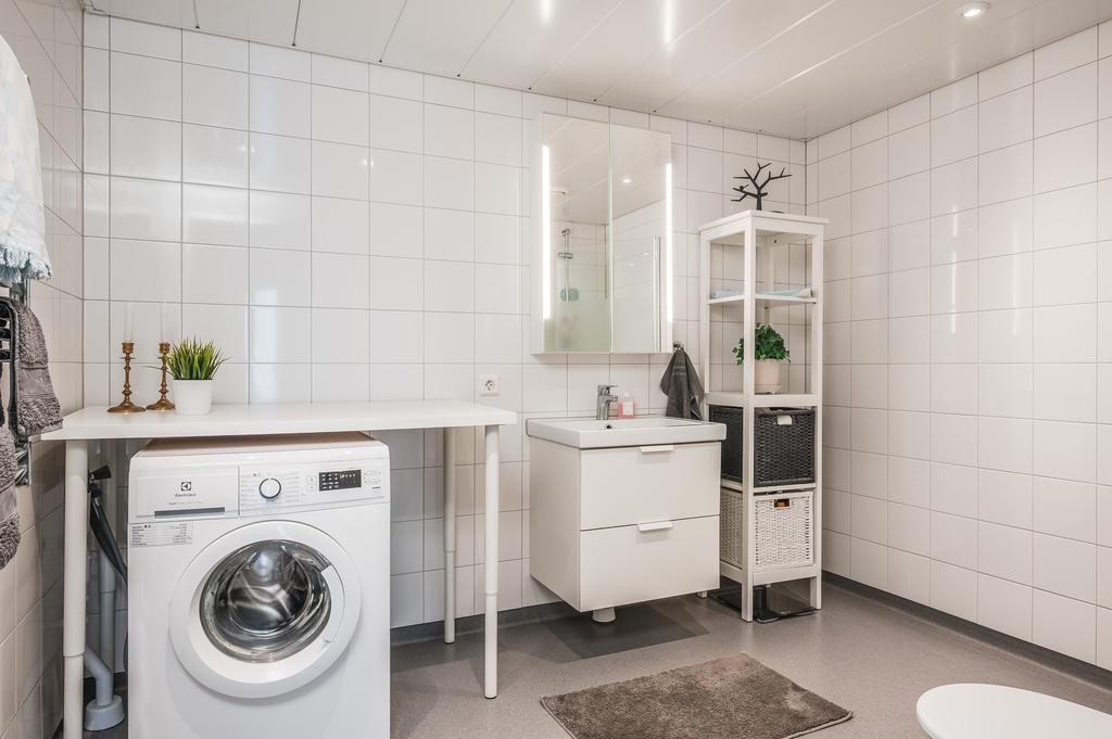 Stort badrum med tvättmaskin