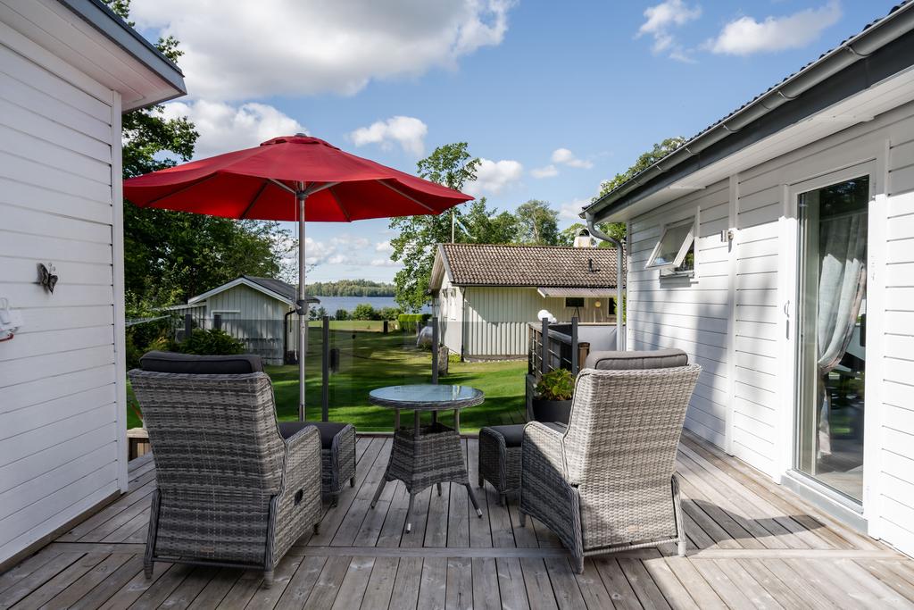 Uteplats mellan hus och gäststuga .