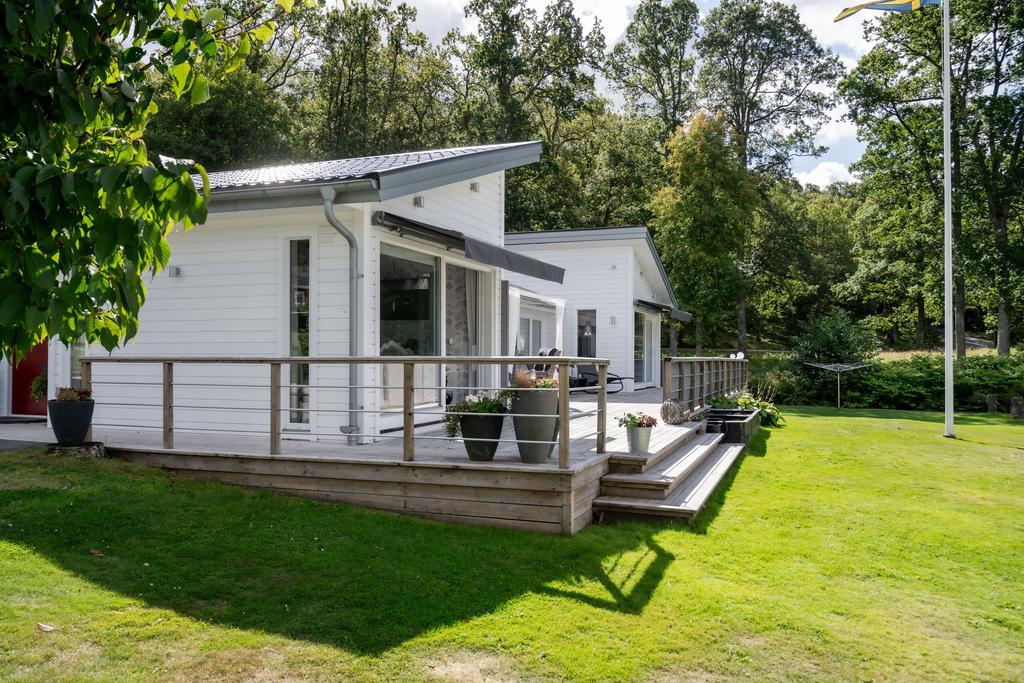 Altanen sträcker sig runt hela huset.