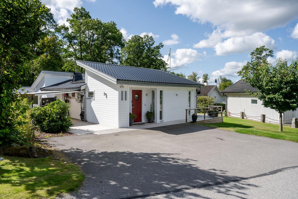Entrésida med carport