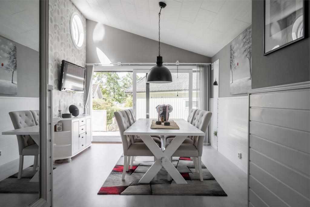 Matsalsrum med skjutdörrar ut till altanen