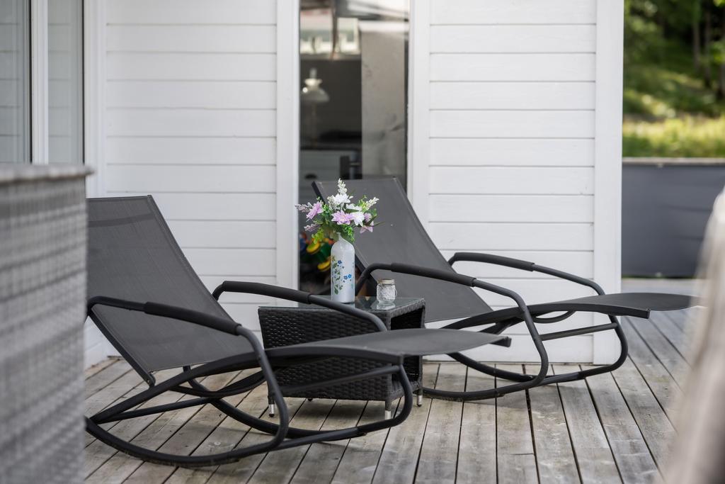 Utanför gäststugan.