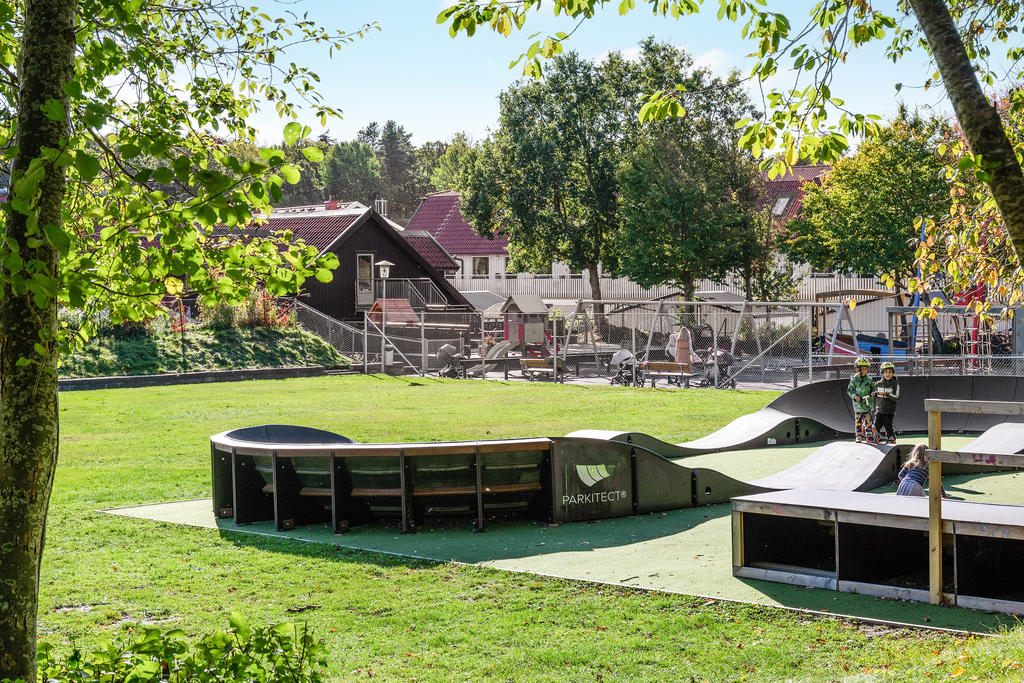 Lekplats och skateramp bakom kyrkan