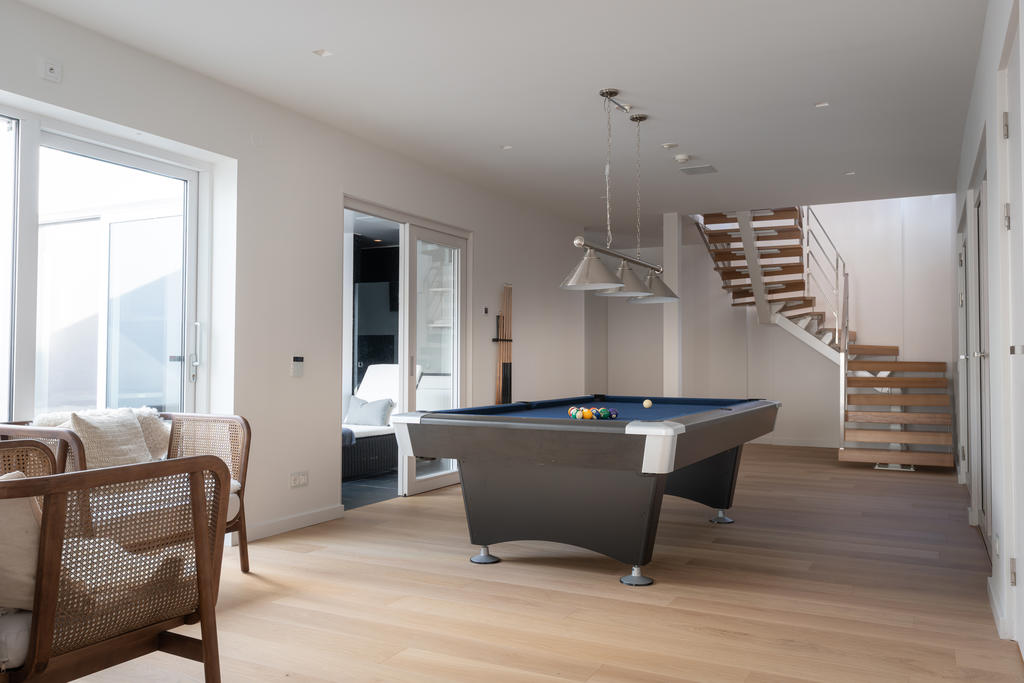 Biljardrum/lungedel i källaren med atrium för ljusinsläpp