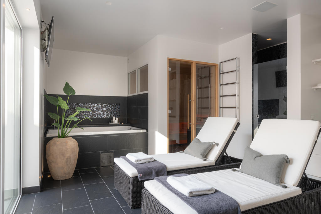 Relaxavdelning med spabad, dusch, bastu och minikök