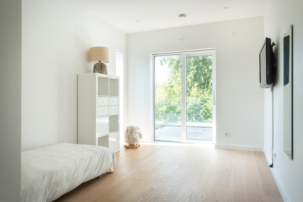 Sovrum med utgång till terrass