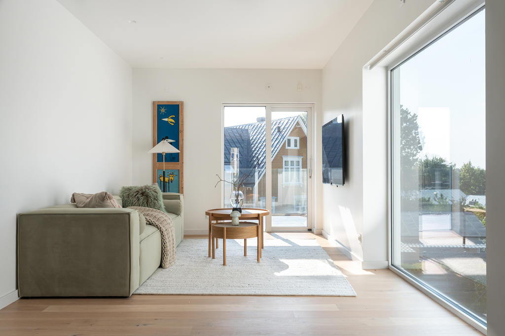 Allrum på ovanvåning med utgång till terrass