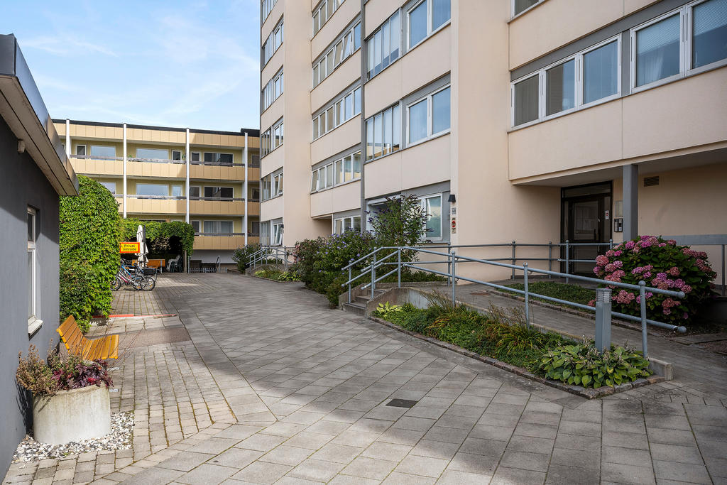 Trevlig innergård i samband med entrén