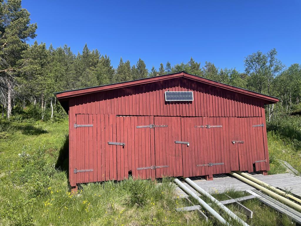 Båthus vid vattnet (vänstra sidan är denna säljares) 