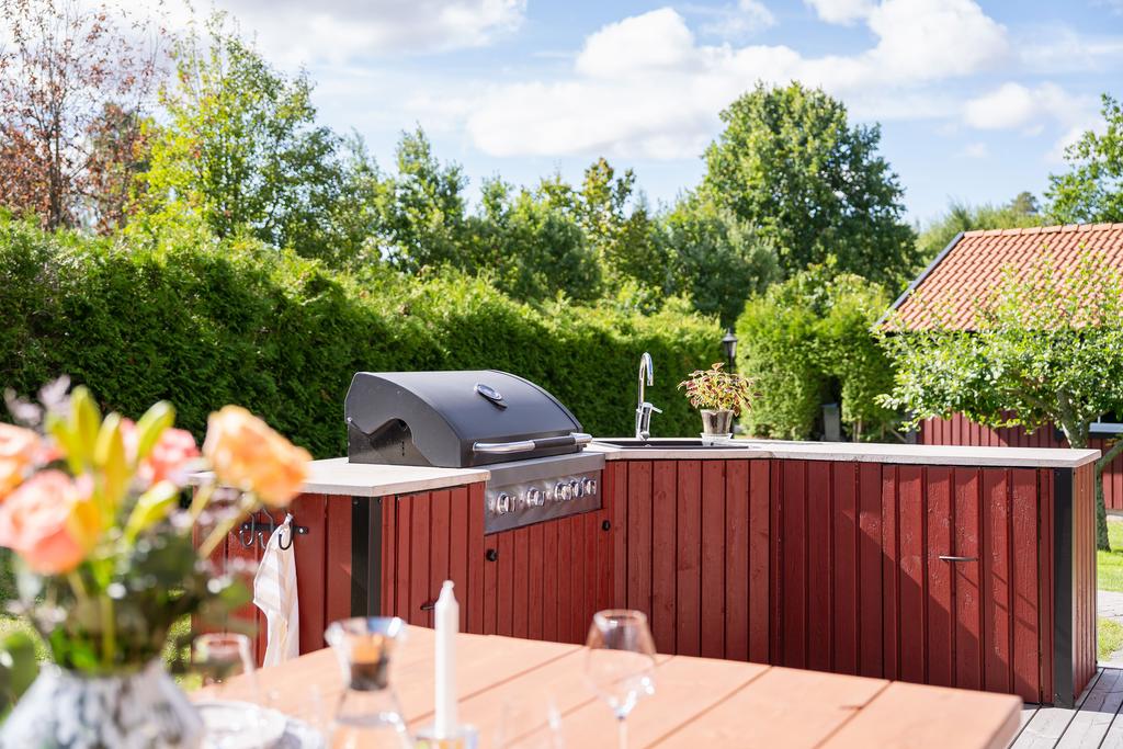 Platsbyggt utekök med grill och vatten