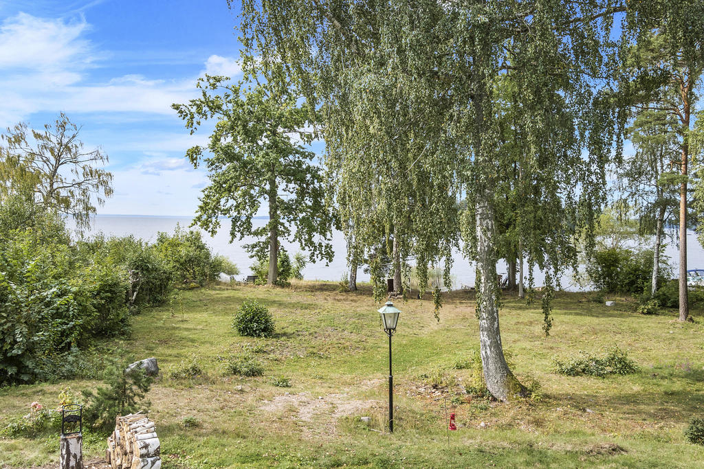 Trädgård mot Hjälmaren