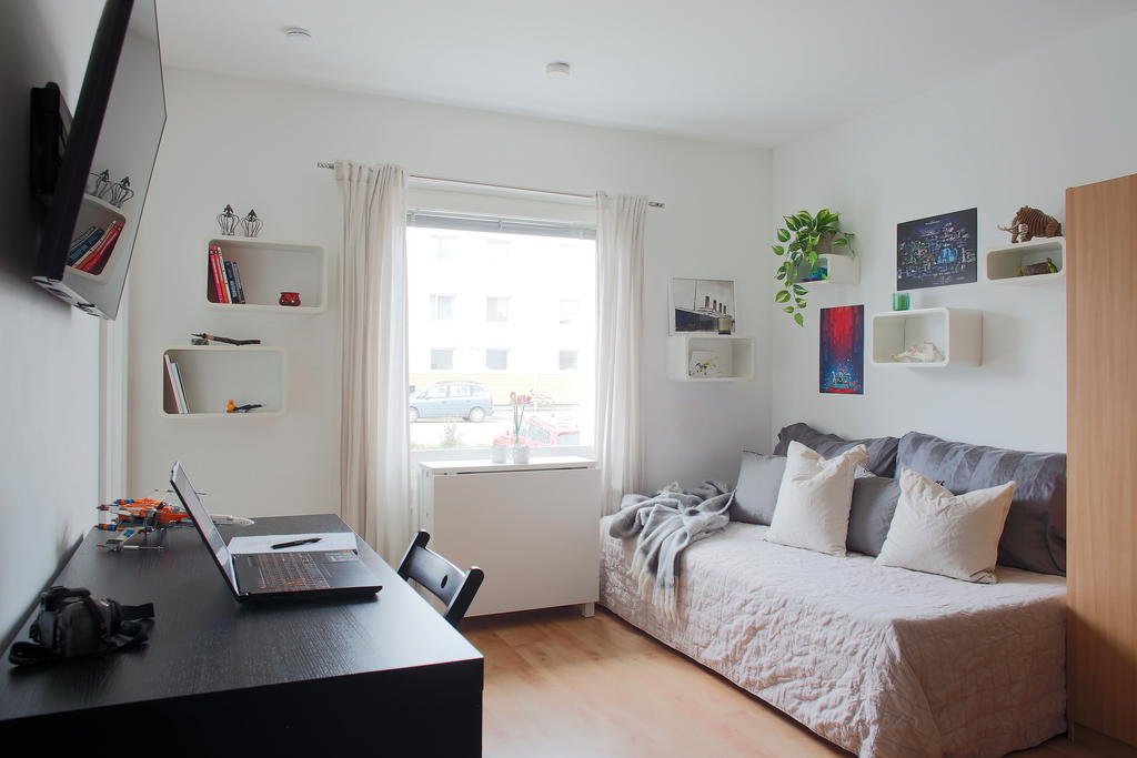 Möbler ingår med gästsäng, ihopfällbart matbord och skrivbord