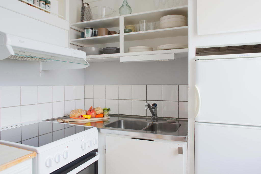 Ljus kokvrå med nyare spis med ugn