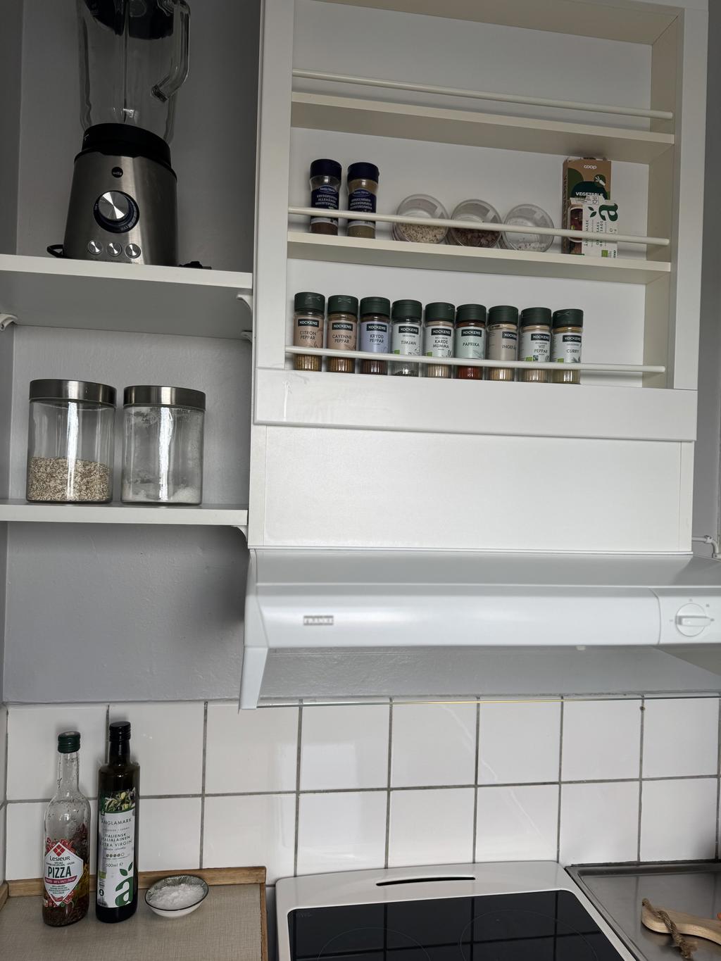 Hyllor i köksdelen