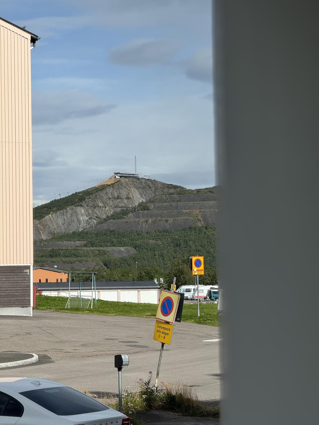 Luossavaarabacken syns från lägenheten