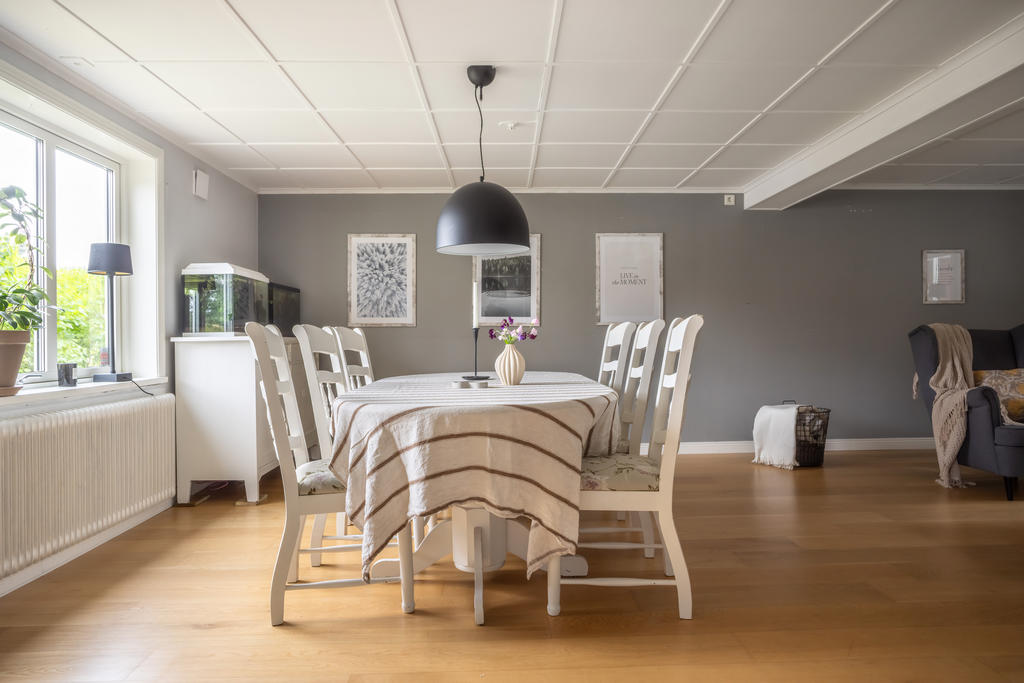 Vardagsrum med plats för olika möblemang