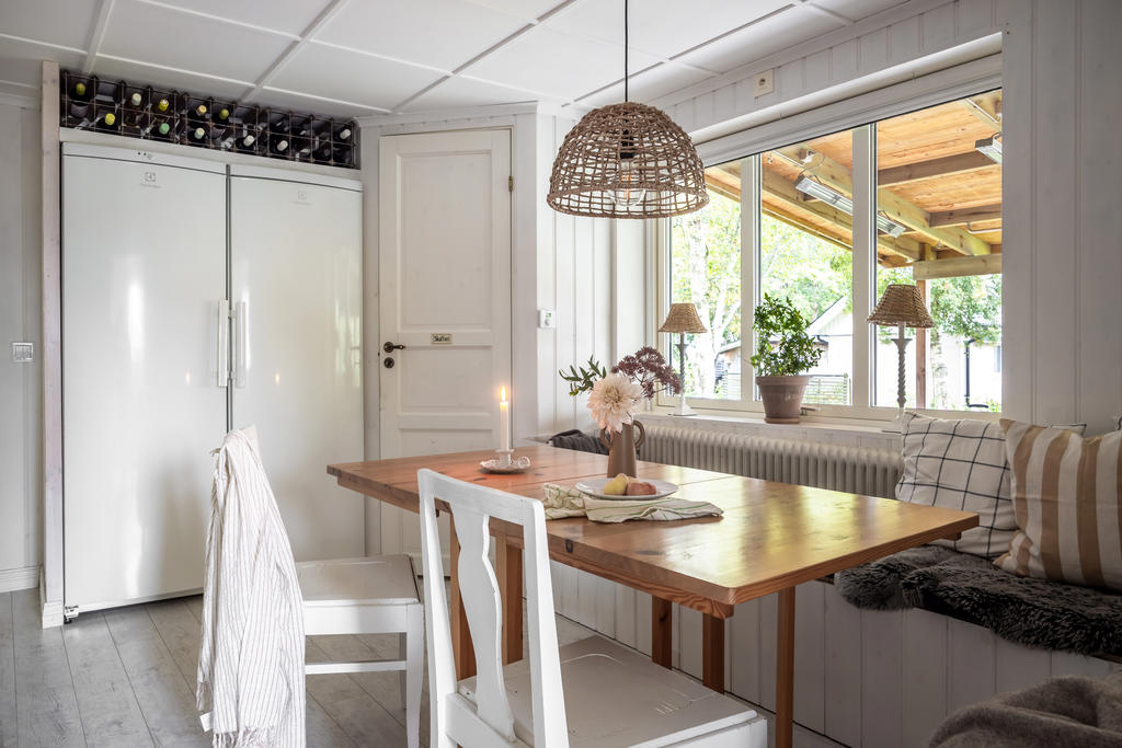 Stort kök med skafferi och matplats