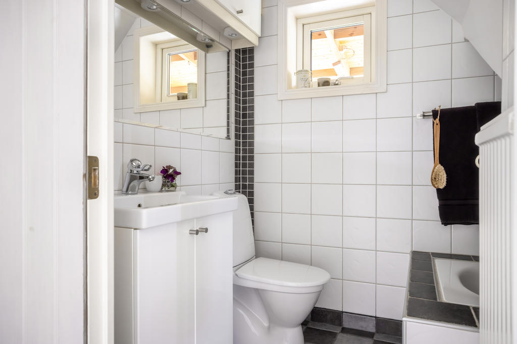 Badrum på nedre våning med badkar