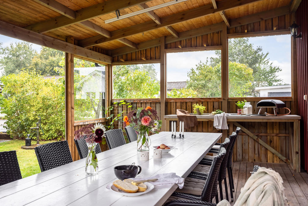 Stor altan under tak