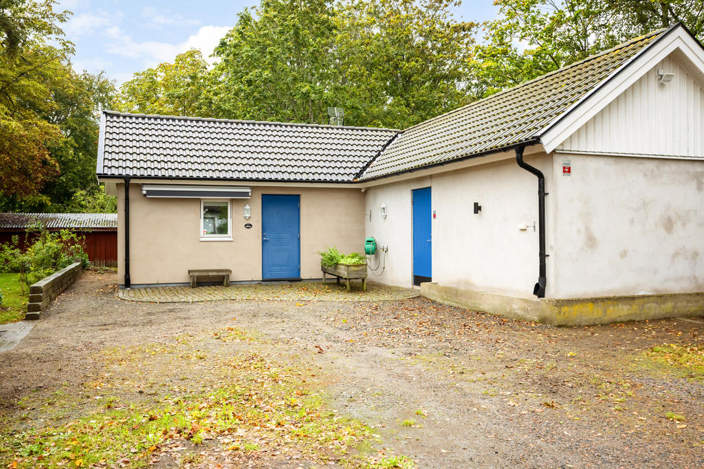 Komplementbyggnad med en lägenhet samt verkstad/förråd