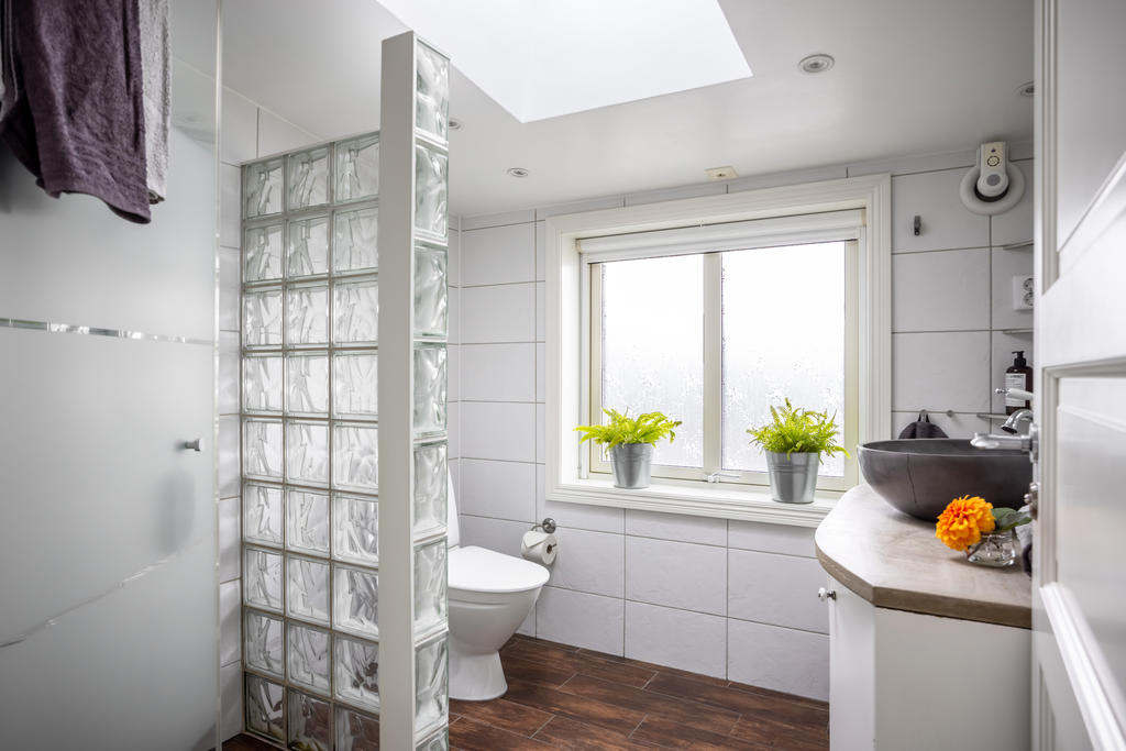 Helkaklat badrum på ovanvåning med dusch