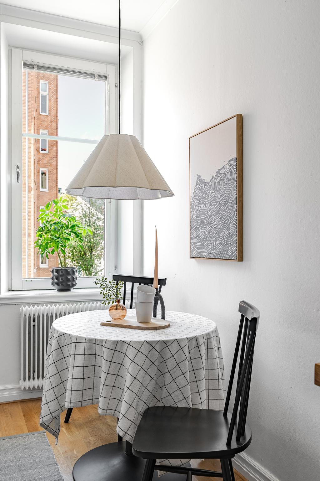 Matplats vid fönstret