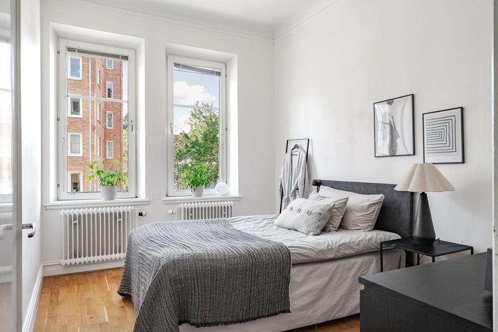 Sovrum med plats för dubbelsäng