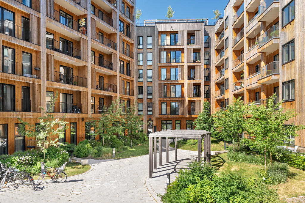Fin botanisk innergård som omringas av husen i smakfull arkitektur.