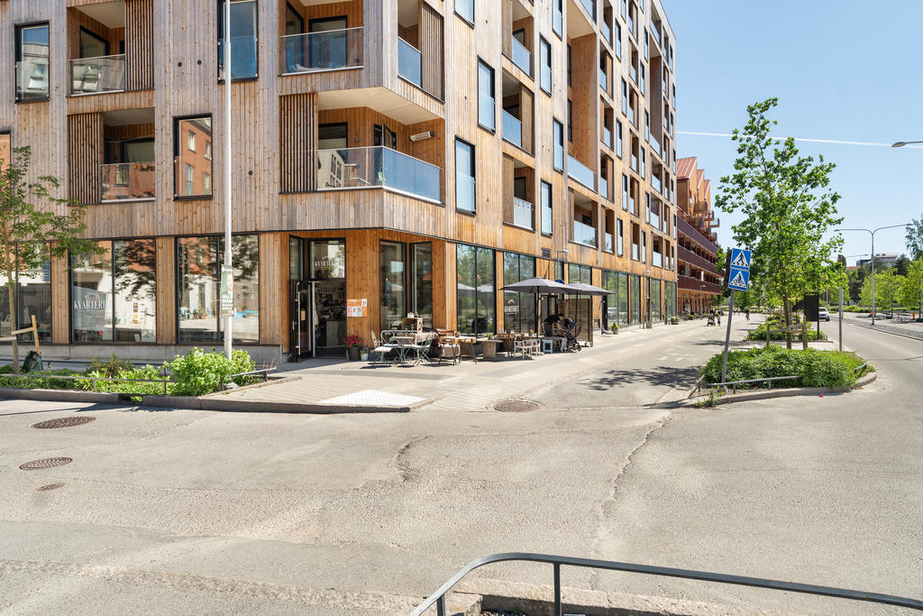 Trevliga och fina kvarter som erbjuder flertalet caféer, restauranger, livsmedelsbutik m.m. i direkt närhet.