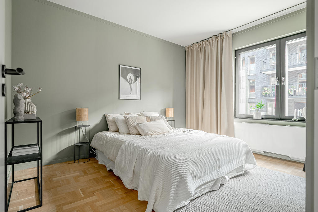 Rymligt sovrum med plats för större säng samt skrivbord. Inbyggd dubbelgarderob och plats för ytterligare förvaring.