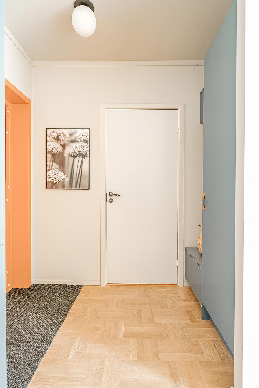 Välkomnande hall, bra med avhängningsyta samt förvaring i form av platsbyggd garderob samt mindre skåp.