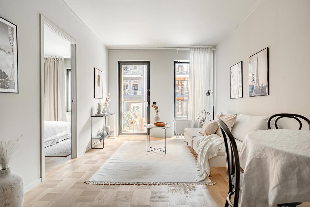 Varmt välkomna till Prefektgatan 1 och denna fina och ytterst välplanerade bostad med smakfulla materialval! Fint ljusinsläpp och utgång till balkongen från vardagsrum.