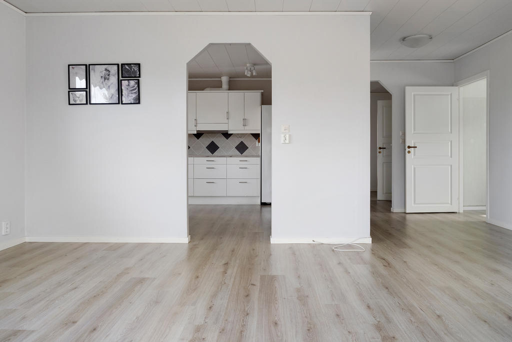 Öppet in mot kök och hall