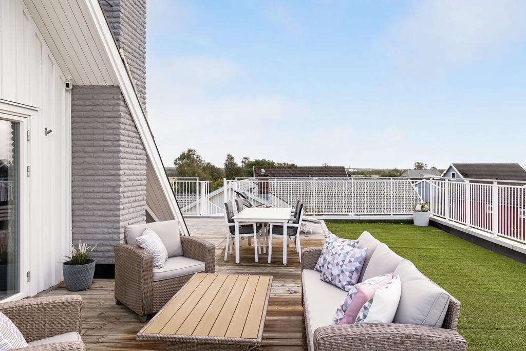 Takterrass ovanför garaget, spiraltrappa ned till altanen. 