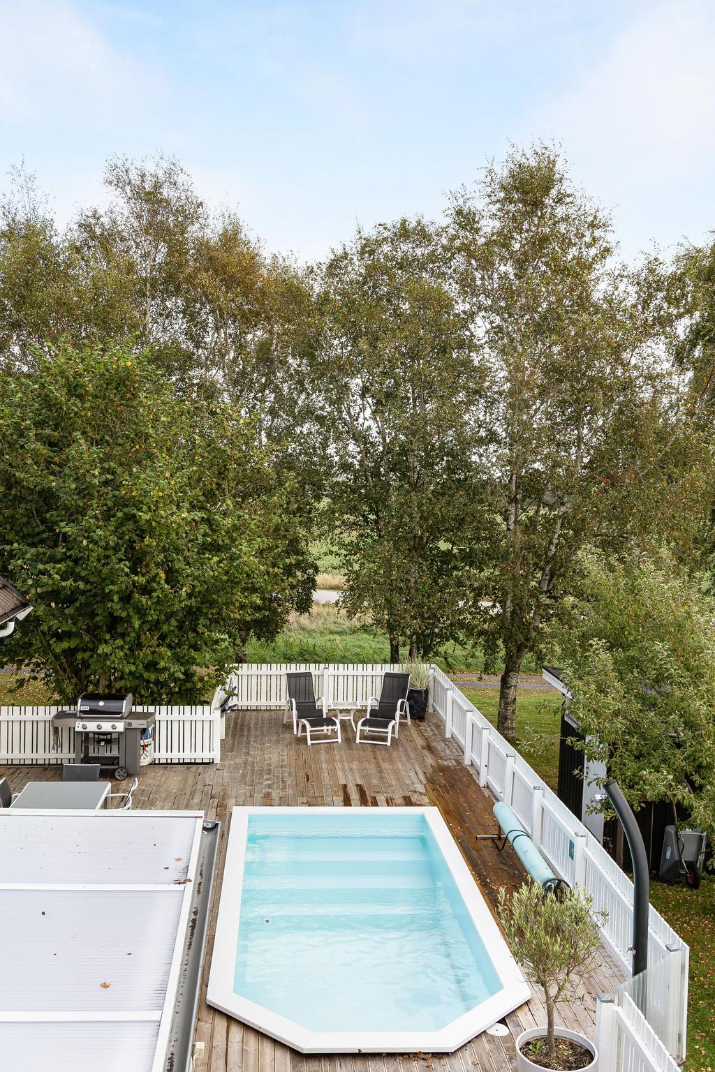 Vy ned mot altanen med pool ifrån takterrassen