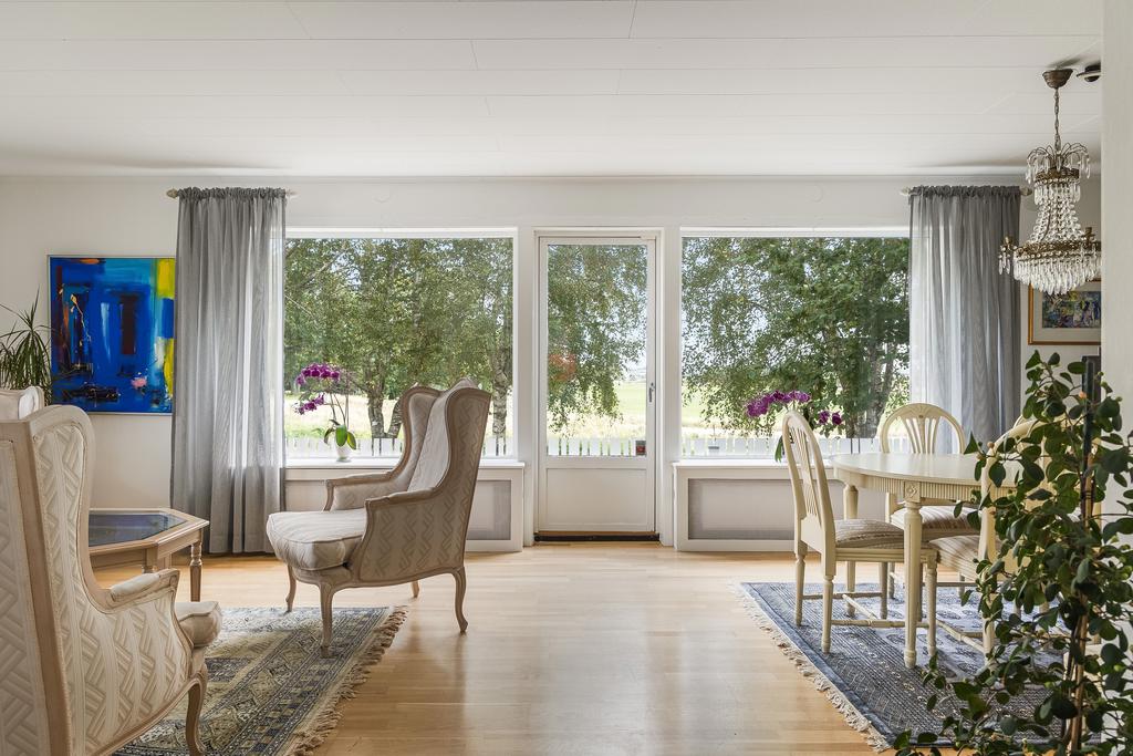 Vardagsrum med utgång till terrass mot öster
